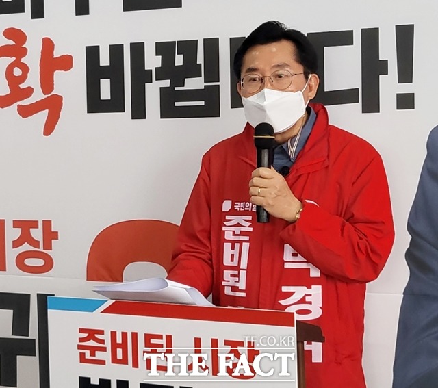 국민의힘 박경귀 아산시장 예비후보가 7일 선거사무소 개소식을 갖고 인삿말을 전하고 있다. / 아산 = 김아영 기자