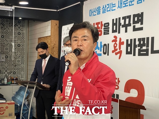 김태흠 충남도지사 예비후보가 7일 열린 박경귀 아산시장 예비후보 개소식에서 축사를 전하고 있다. / 아산 = 김아영 기자