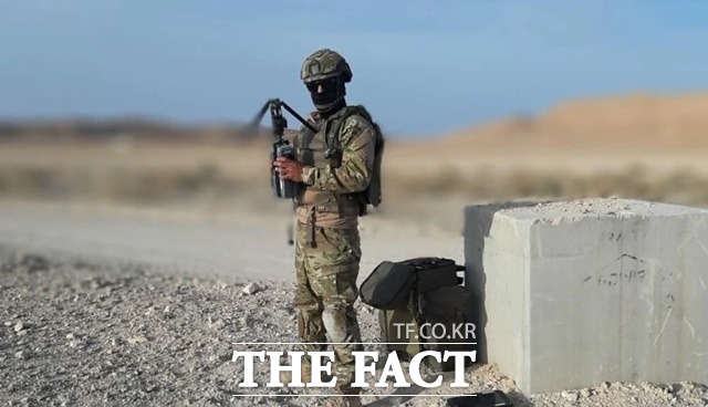 한 병사가 소형 배회용 자살폭탄드론인 파이어플라이를 들고 있다. /라파엘