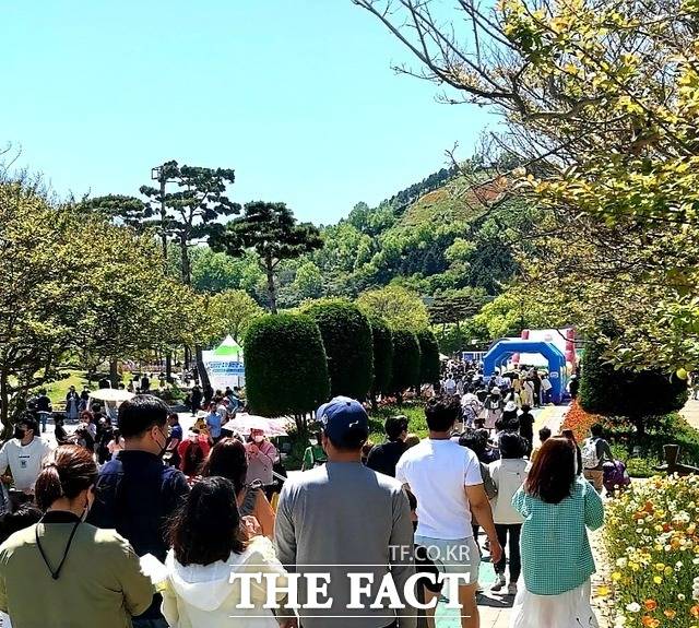 지난 주말 함평나비축제를 보러 온 관광객들이 100여m 넘게 줄을 서서 차례를 기다리고 있다. / 제보자 제공