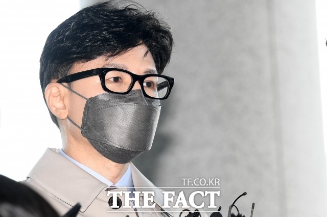 더불어민주당은 오는 9일 인사청문회가 예정된 한동훈(사진) 법무부 장관 후보자를 향해 타인에게 겨눴던 칼끝을 자신에게 겨눠보라고 비판했다. /남용희 기자