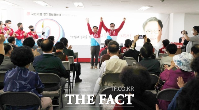 김동근 의정부시장 후보가 김정영 경기도의원 후보와 손을 잡고 필승을 다짐하고 있다. /김정영 후보 사무소 제공