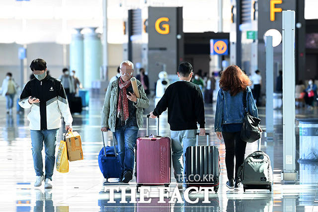 인천국제공항 이용하는 승객들.
