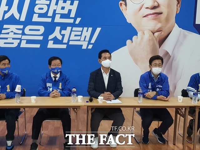 허태정 대전시장 후보(사진 오른쪽)과 박영순 총괄선대본부장이 9일 전체회의를 진행하고 있다. / 대전 = 김성서 기자