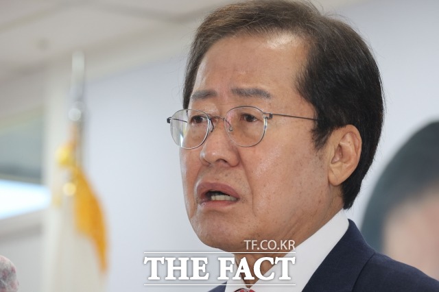 홍준표 국민의힘 대구시장 후보는 9일 페이스북에 연고도 없는 인천에 자객 공천을 해주면 나간다는 공천 희화화를 보니 그건 아니다 싶다며 공당의 공천은 원칙이 있어야 한다고 강조했다. /남윤호 기자