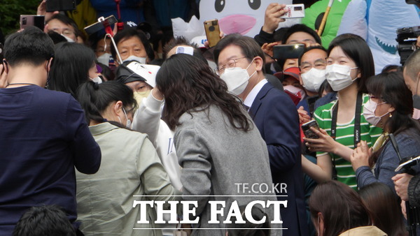 이재명 전 경기지사가 8일 국회의원 보궐선거 인천 계양을 출마 기자회견에 앞서 지지자들과 인사를 나누고 있다. /인쳔=지우현 기자