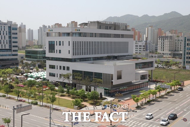 NH농협손해보험 충남세종지역총국은 올해 벼 농작물재해보험을 본격 판매한다. / 농협 충남세종본부 전경.