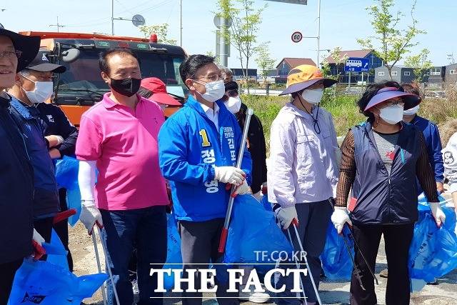 정하영 민주당 김포시장 예비후보가 9일 오전 시민들과 함께 환경 정화활동을 벌였다./정하영 시민행복캠프 제공