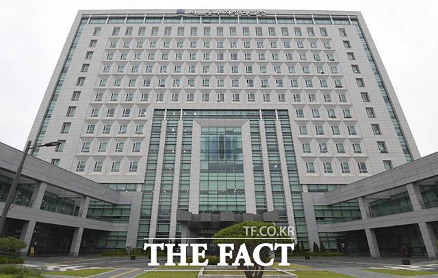 산업통상자원부(산업부) 블랙리스트 의혹을 수사 중인 검찰이 백운규 전 산업부 장관의 직속 라인이던 전 산업부 국장을 조사하고 있다. /이새롬 기자