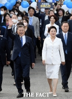  청와대서 마지막 퇴근하는 문재인 대통령 [포토]