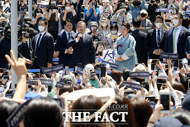 양산 사저로 출발하기에 앞서 서울역 광장으로 배웅나온 시민들을 향해 감사 인사를 전하는 문재인 전 대통령.