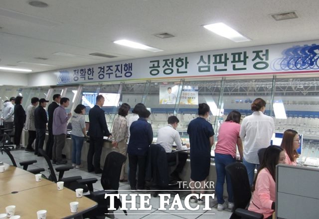 2020년 경륜 일일 명예심판 프로그램 참가자들이 심판의 설명과 함께 진행되는 경주를 지켜보고 있다./경주사업총괄본부 제공