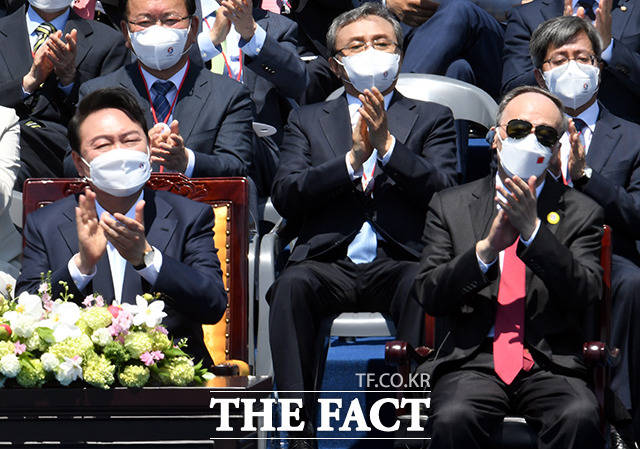 왕치산 중국국가 부주석(오른쪽)이 10일 오전 서울 여의도 국회의사당 앞 잔디마당에서 열린 제20대 대통령 취임식에 참석해 박수를 치고 있다./국회사진취재단