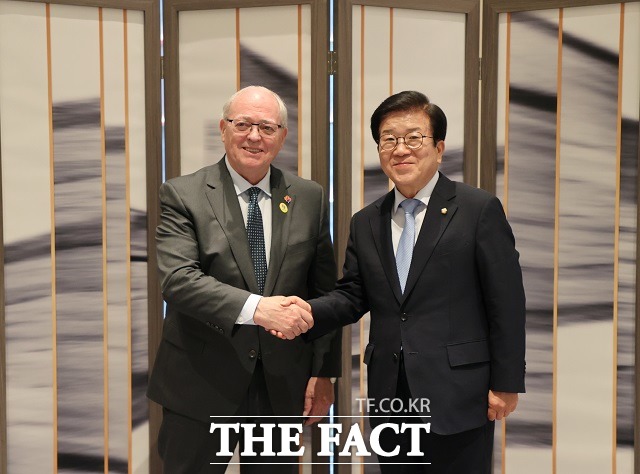 박병석 국회의장이 10일 서울 영등포구의 한 호텔에서 조지 퓨리 캐나다 상원의장과 기념촬영을 하고 있다. /국회 제공