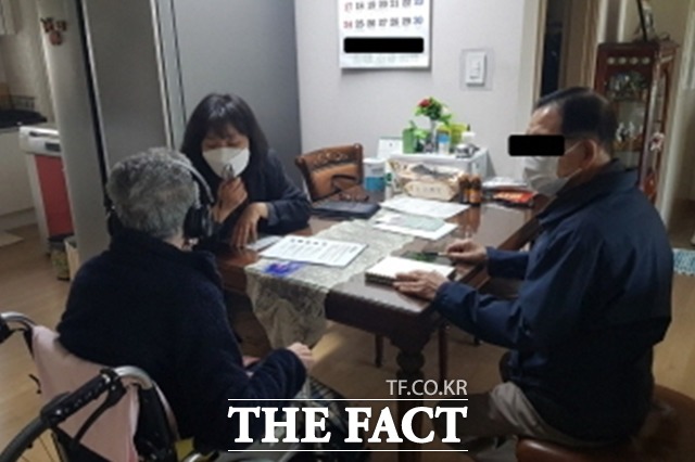 고양시가 거동불편 시민들을 댓아으로 찾아가는 사전연명의료의향서 등록을 실시하고 있다./고양시 제공