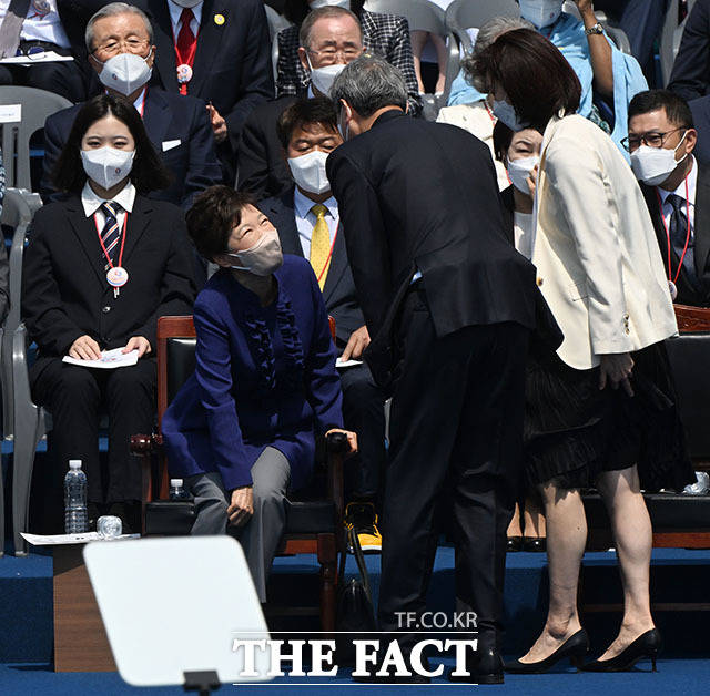 노소영 아트센터 나비 관장과 인사하는 박 전 대통령.