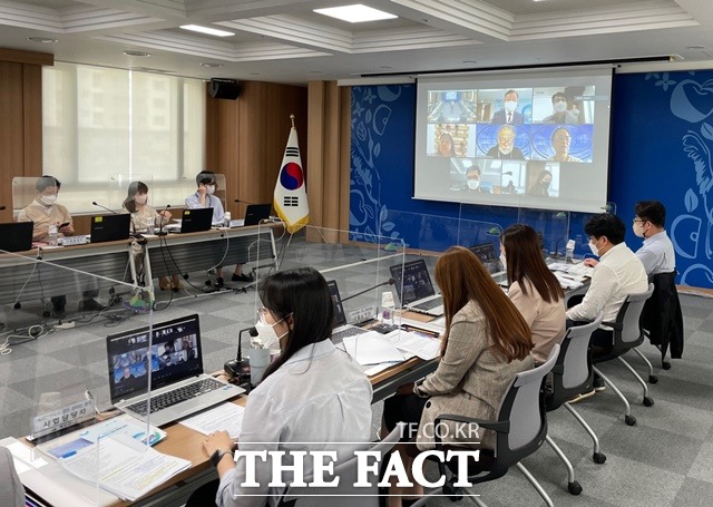 예산군이 국제안전도시공인센터(ISCCC) 심사위원 만장일치로 국제안전도시 심사에 통과하면서 전국 최초 군부에서 공인 인증을 획득했다. 사진은 국제안전도시 공인 온라인 심사 현장. / 예산군 제공