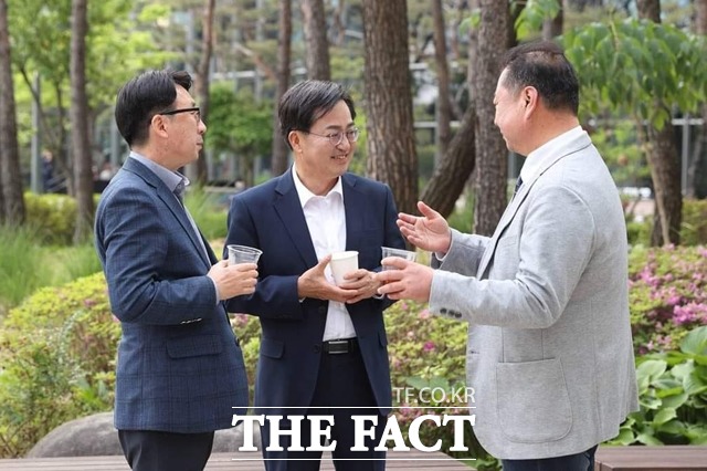 김동연 경기도지사 후보(가운데)와 최종환 시장(왼쪽), 김경일 파주시장후보(오른쪽)가 10일 김동연 후보의 중재로 후보 단일화에 합의했다./최종환 파주시장 선거사무소 제공