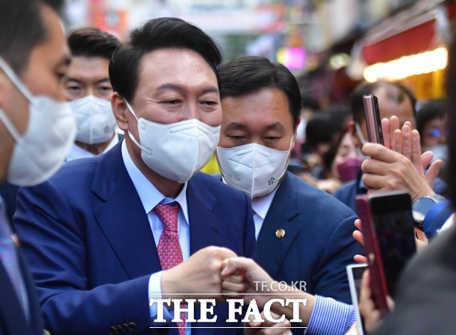 윤석열 대통령은 10일 취임사에서 자유의 가치를 재발견해야 한다고 강조했다. 지난 2일 경기도 용인중앙시장을 찾아 시민들과 감사 인사를 나누고 있는 윤 대통령. /인수위사진기자단