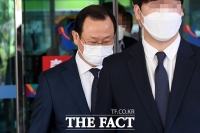  '묵묵부답' 법원 나서는 '리베이트 의혹' 어진 부회장 [TF사진관]