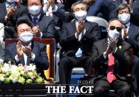  윤석열 대통령 뒤에서 박수 보내는 왕치산 중국 부주석 [TF사진관]