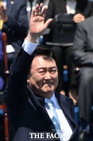  윤석열, '국민 향해 손 들어 인사' [TF사진관]