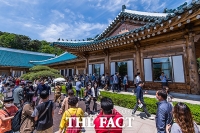  청와대 관저 둘러보는 시민들 [포토]