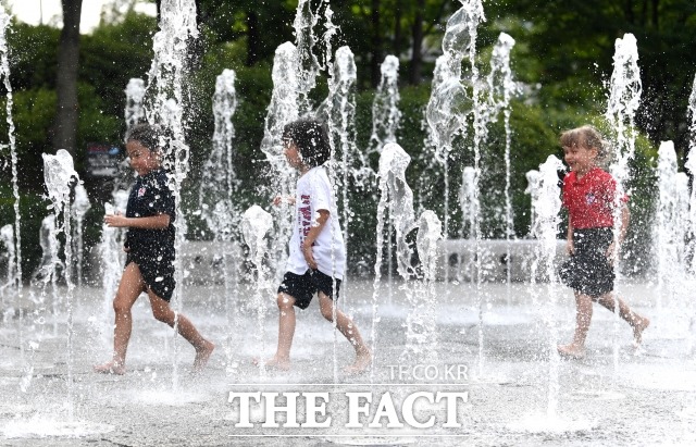 목요일인 12일은 서울 낮 기온이 28도까지 올라가는 등 전국 대부분 지역 기온이 평년을 웃돌아 덥겠다. / 임세준 기자