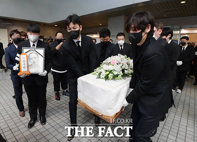 55세의 나이로 갑작스럽게 세상을 떠난 배우 고 강수연의 발인이 11일 오전 서울 강남구 삼성서울병원 장례식장에서 진행됐다. /이선화 기자