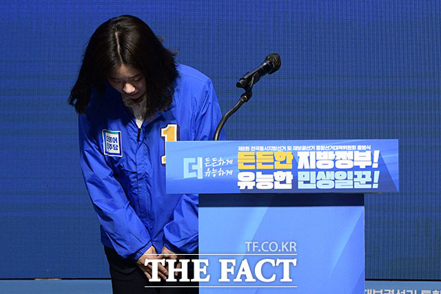 후보자와 참석자들에게 인사하는 박지현 위원장.
