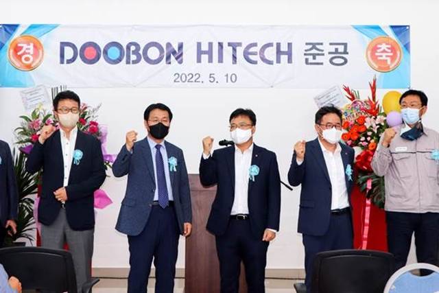 이대희(왼쪽 두 번째부터) 두본 대표, 황진구 롯데케미칼 기초소재사업 대표, 박현철 롯데케미칼타이탄 대표가 10일 두본 말레이시아 공장 현지에서 개최된 준공식 행사에서 기념 촬영을 하고 있다. /롯데케미칼 제공