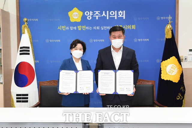 양주시의회와 서정대가 11일 오전 양주시의회 의장실에서 고등직업교육거점지구 사업 추진을 위한 업무협약을 체결했다.(우 정덕영 의장, 좌 양영희 총장) /양주시의회 제공