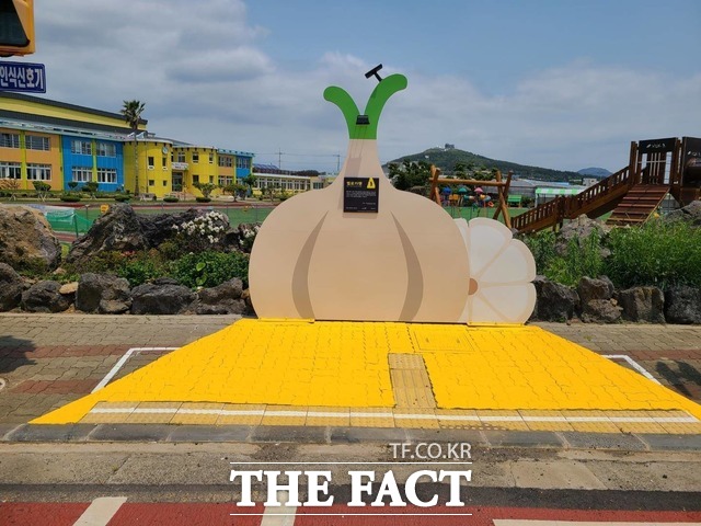 제주특별자치도 자치경찰단은 제주형 어린이 통학로 조성사업의 일환으로 읍면지역 특성을 반영한 지역특화안전존을 추가로 개발·설치했다고 11일 밝혔다. / 제주도 자치경찰단 제공