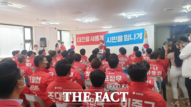 국민의힘 대전시장, 구청장, 시의원, 구의원 후보 67명은 11일 서철모 서구청장 선거사무소에서 지방선거 공천자 간담회를 열고 공천장 수여와 함께 필승 결의를 다졌다. / 대전=최영규 기자