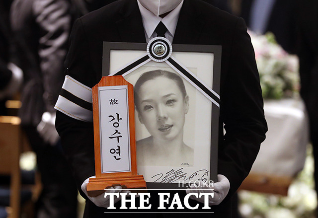 10일 오전 서울 삼성서울병원 장례식장 1층에서 배우 강수연의 영결식이 열렸다. /이선화 기자