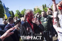  핏빛으로 물든 전승절 행사…'붉은 물감 테러' 당한 주폴란드 러시아 대사 [TF사진관]