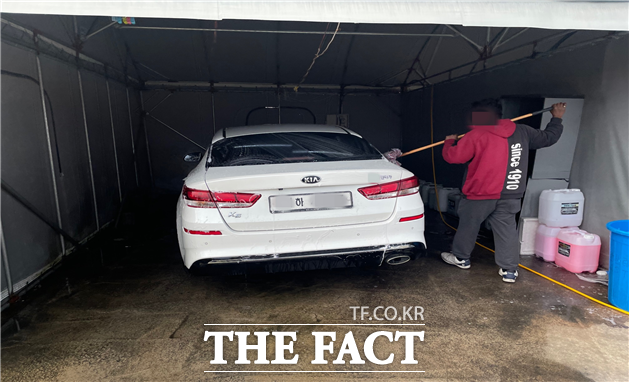 제주특별자치도 자치경찰단은 불법 세차 후 폐수를 무단방류한 렌터카 사업장 등 총 6개소를 물환경보전법 위반 혐의로 적발해 수사 중이라고 12일 밝혔다. / 제주도 제공