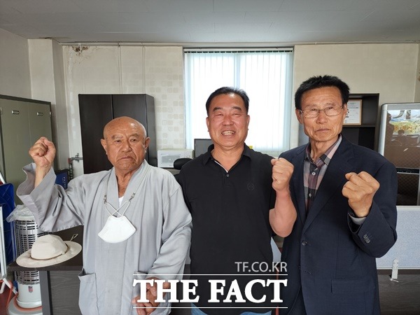 송덕빈 전 충남도의원(오른쪽) 등이 국민의힘을 탈당하고, 무소속 이계천 논산시의원 예비후보 지지를 선언했다. /이계천 후보측 제공