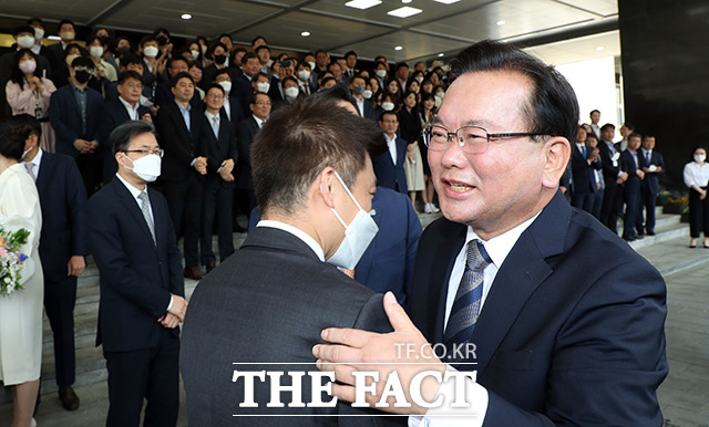 김 총리가 꽃다발을 전해준 직원을 안아주며 인사하고 있다.