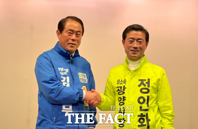 6.1지방선거 광양시장 선거에 나선 김재무 민주당 후보와 정인화 무소속 후보가 전남CBS방송 토론회가 시작되기 전에 서로 인사를 나누고 있다. /김재무 선거사무실 제공