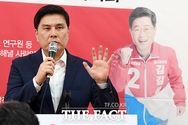 김길성 후보 사무실 개소식 참석한 지상욱 당협위원장.