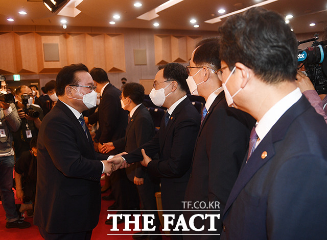 이임식을 마치고 김 총리가 문승욱 산업통산자원부 장관과 대화를 나누고 있다.
