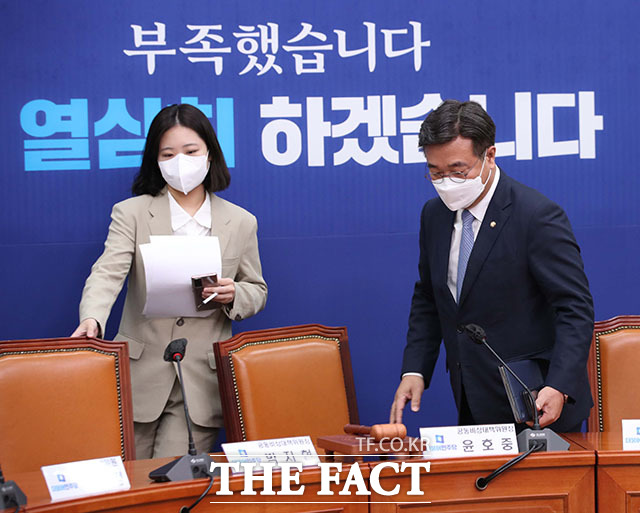 박지현(왼쪽), 윤호중 더불어민주당 공동비대위원장이 12일 당내 성비위 문제에 대해 사과했다. /남윤호 기자