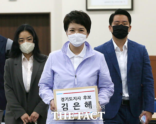 김은혜 국민의힘 경기도지사 후보가 12일 오전 경기도수원시 영통구 경기도선거관리위원회를 방문해 경기도지사 후보 등록을 하고 있다./김은혜 캠프 제공