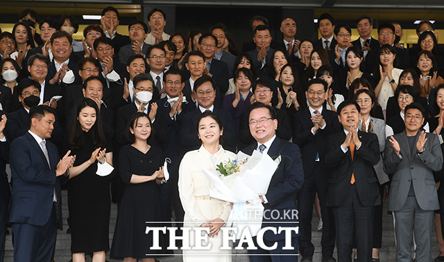 김 총리의 장녀가 퇴임 기념으로 꽃다발을 전달하고 있다.