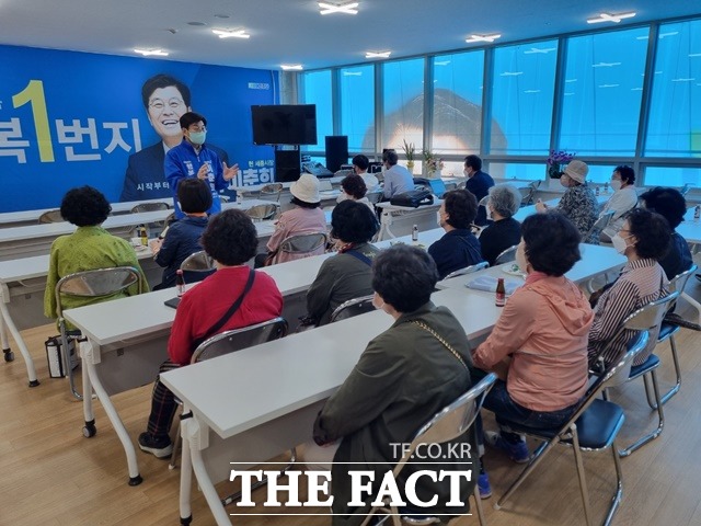 이춘희 세종시장 후보가 65세 이상 노인들을 위한 간담회에서 노인들을 위한 공약을 설명하고 있다. / 이춘희 캠프 제공