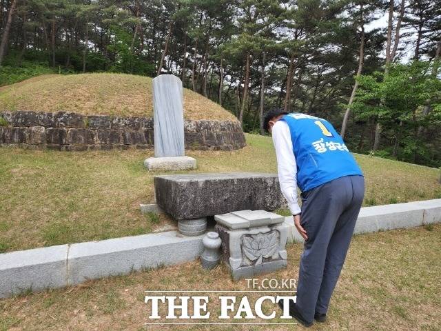 김한종 더불어민주당 전남 장성군수 후보가 12일 장성군 선거관리위원회에 공식 후보 등록을 마치고 청렴의 상징인 아곡 박수량 선생의 백비를 찾아 참배하고 본격적인 선거운동에 나섰다./김한종 제공