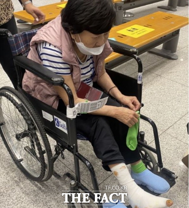 당뇨병을 심하게 앓고 있지만 전쟁 중 제때 수술을 받을 수도 없고 의약품도 구할 수 없어 발가락이 절단된 상태로 긴급하게 국내 귀환 길에 오른 최스베틀라나(71,여)씨./광주 고려인마을 제공