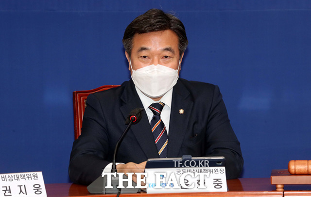 윤호중 더불어민주당 공동비상대책위원장은 14일 이명박 대통령이 노무현 대통령을 죽이려 했던 것처럼, 윤석열 대통령이 이재명 후보를 죽이려 해서는 절대 안 된다면서 이재명 후보가 계양에 출마를 하니까 지금의 여당, 정권 주변에서 난리가 났다고 주장했다. /더팩트 DB