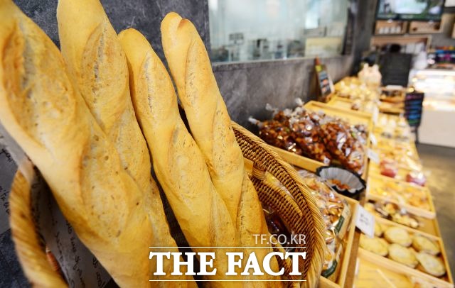 러시아의 우크라이나 침공으로 밀 가격이 급등한 가운데, 인도 정부가 밀 수출을 금지하는 결정을 내렸다. 사진은 빵 진열대. /더팩트 DB